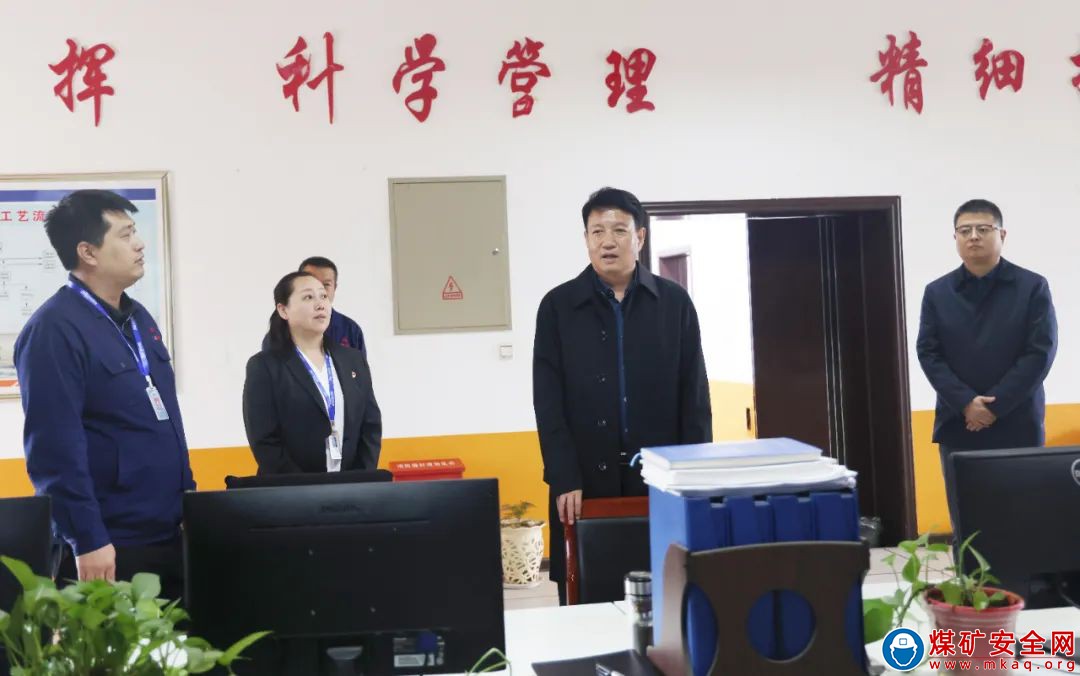 陜西中能煤田有限公司黨委書記、董事長黨亞明到市場銷售部斜井選運隊調研指導工作