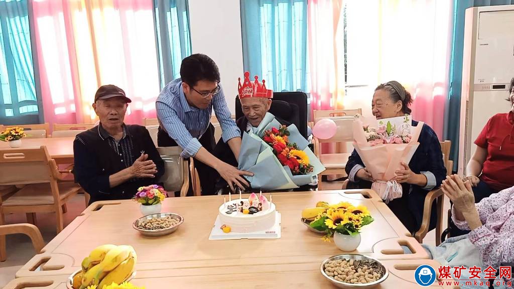 濃濃敬老情，情暖老人心—攀煤總醫院寶鼎康養中心為老人過生日