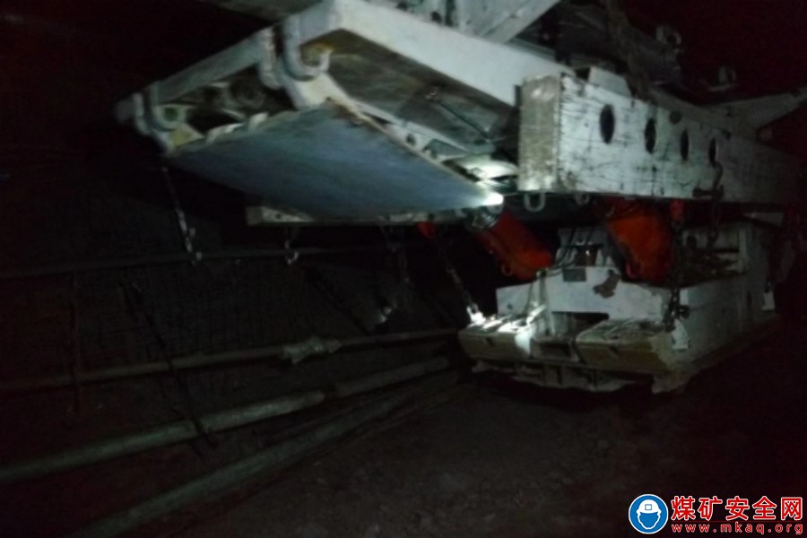 川南煤業公司魯班山北礦 蓄電池單軌吊機車首運支架成功