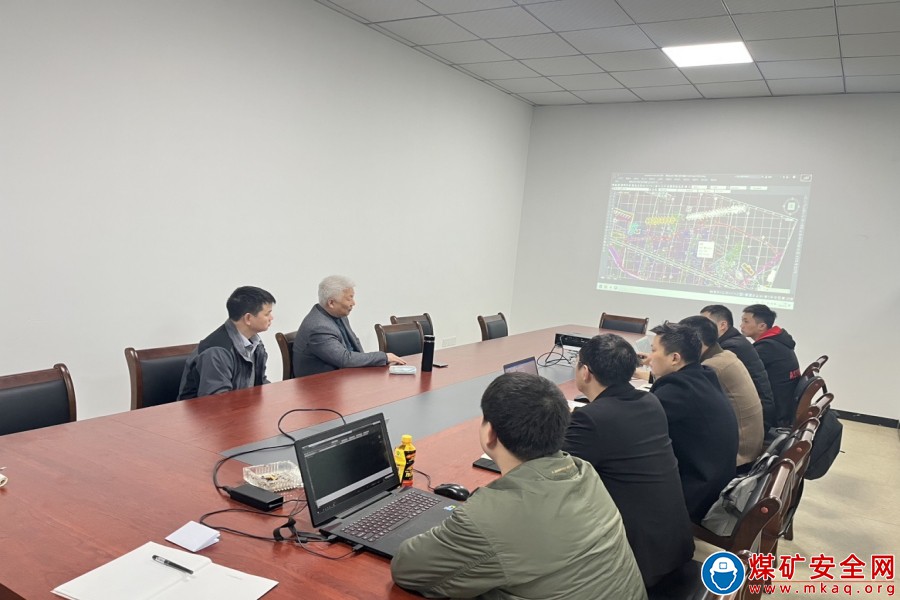 古敘煤田公司邀請安徽理工大學經來旺教授對魯班山北礦 頂板支護管理進行指導