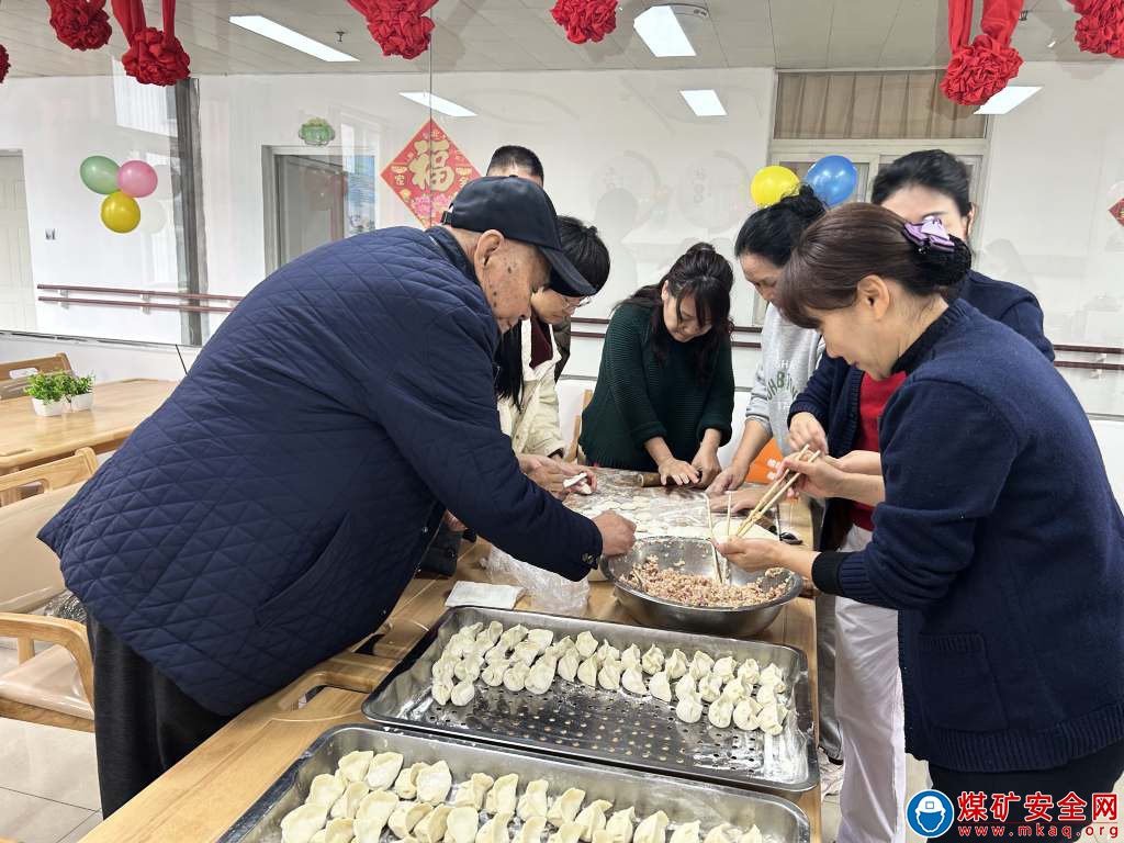 攀煤總醫院寶鼎康養中心 組織開展“濃濃冬至情 情暖過寒冬”愛老敬老活動
