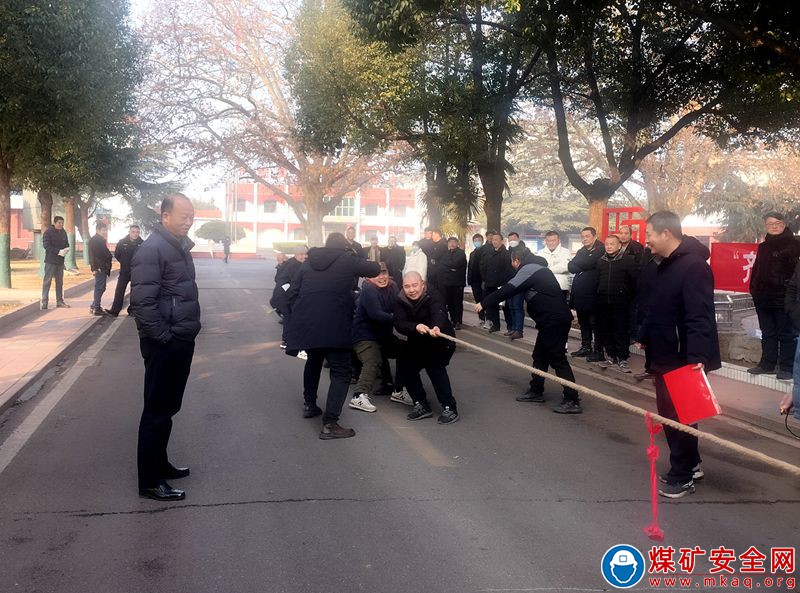 淮北礦業朱莊煤礦工會舉辦“齊心協力保安全”拔河比賽