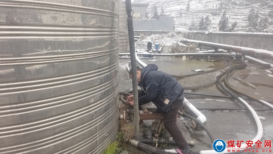心系職工冷暖  加強對空氣能機組的巡查