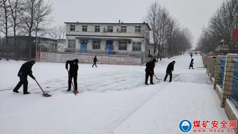 河南能源義煤公司石壕煤礦：鏟冰除雪保暢通