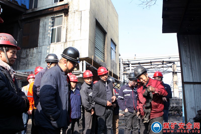 皖北煤電恒源煤礦：組織生產隊長觀看地面原煤系統雜物回收