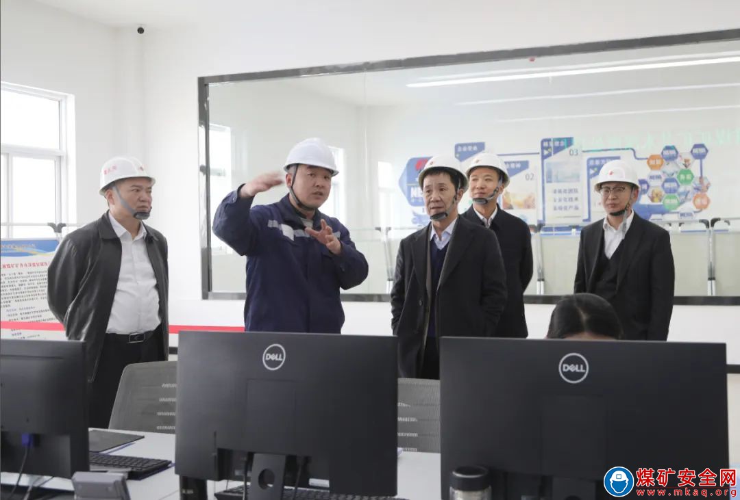 陜西煤業副總經理杜戰靈一行到陜西中能煤田有限公司開展2023年度環保風險抵押考核
