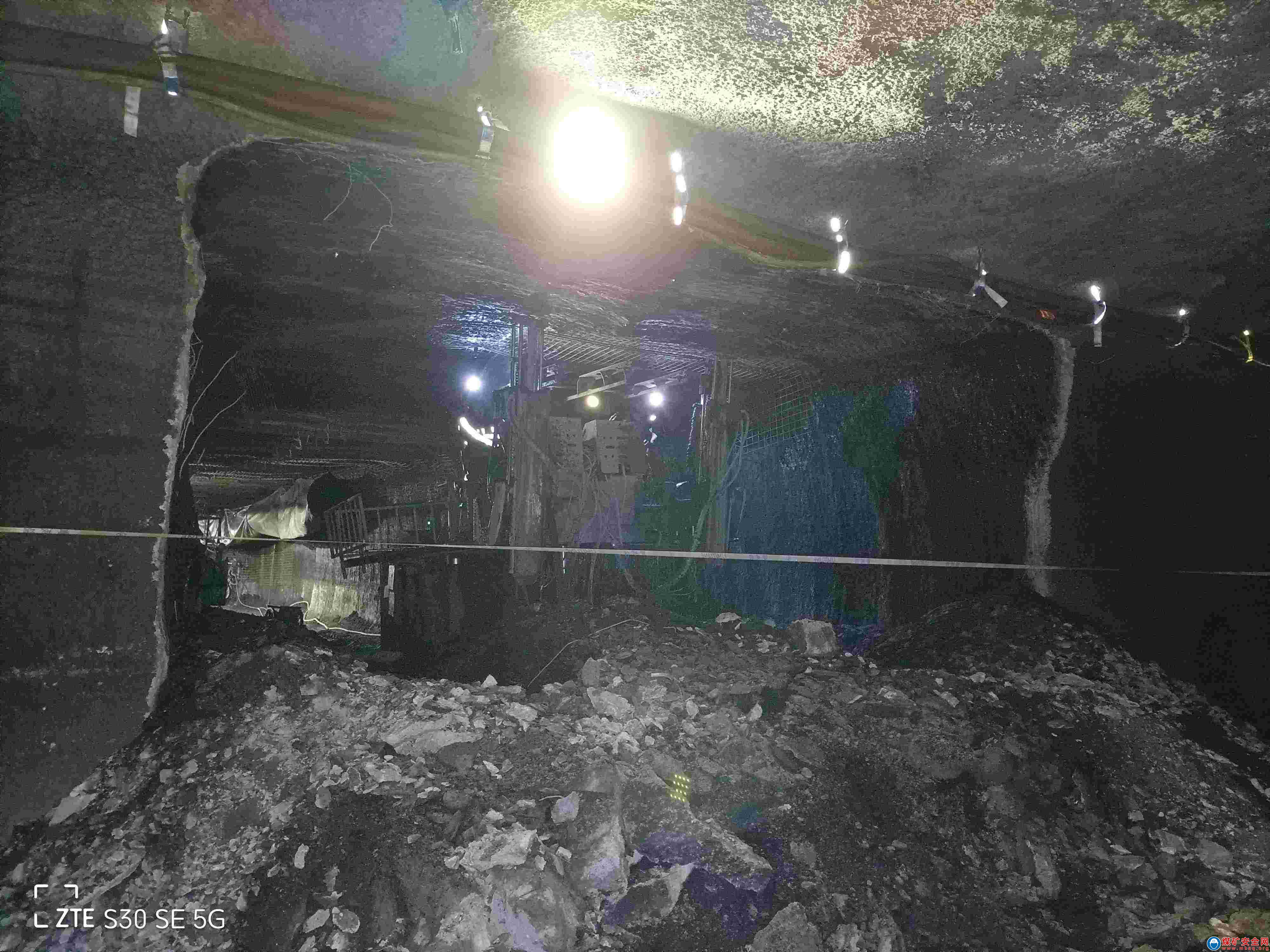 喜訊傳來，精準對接顯功勛——陜煤張家峁3106運輸順槽聯絡巷與3-1煤輔運大巷成功貫通