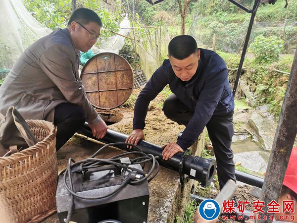 川煤物產達竹公司留守處黨員同志為民搶修水管受點贊