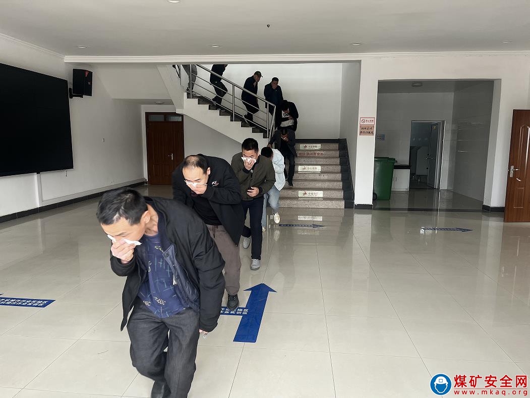 中煤新集培訓中心：開展消防應急救援能力實操演練