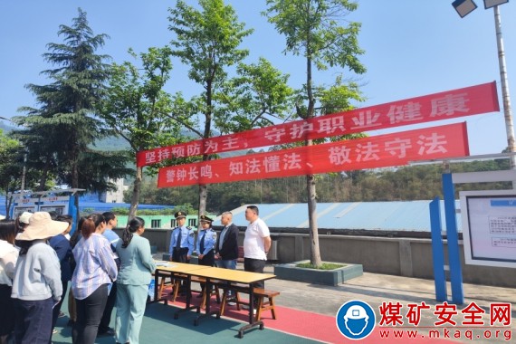 筠連縣疾控中心和衛生執法大隊到魯班山北礦開展《職業病防治法》宣傳活動