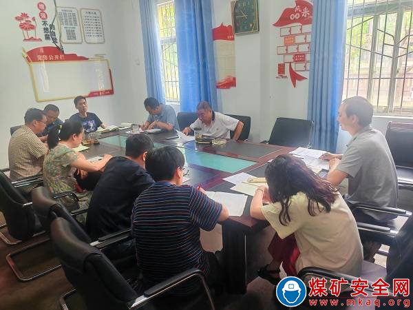 川煤物產攀煤工程建設分公司黨支部集中學習新修訂的《中國共產黨紀律處分條例》