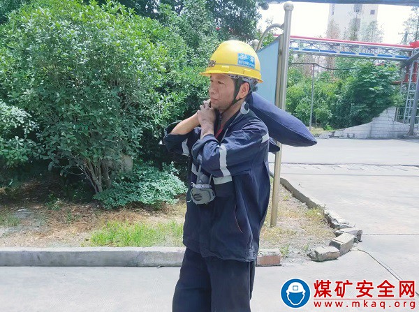 戰高溫，斗酷暑——致敬高溫下的煤樣采集工