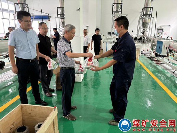 鄔宗文到四川瑞茂公司走訪慰問生產一線職工