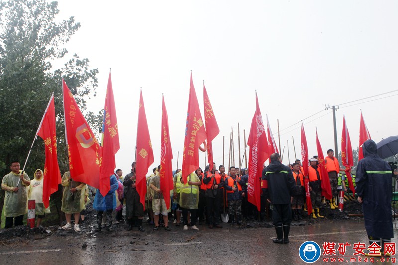 皖北煤電恒源煤礦組織參加濉溪縣防汛搶險應急救援隊伍實戰拉動演練