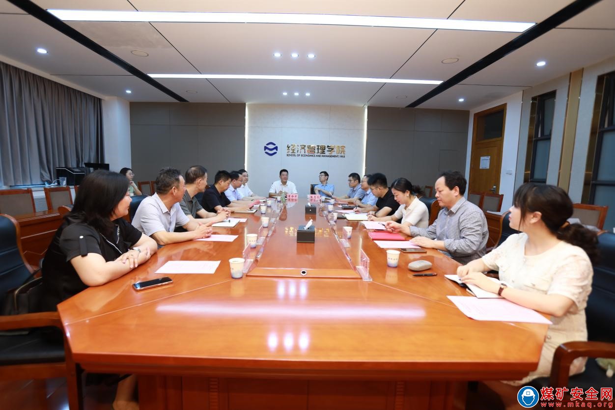 經濟管理學院舉辦2023-2024學年“高頓勵志獎學金”頒獎儀式