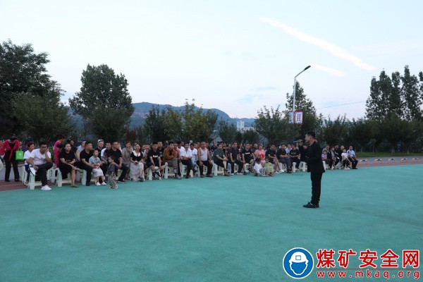 陜煤集團銅川礦業玉華礦把文化演出送進現場鼓舞攻堅力量