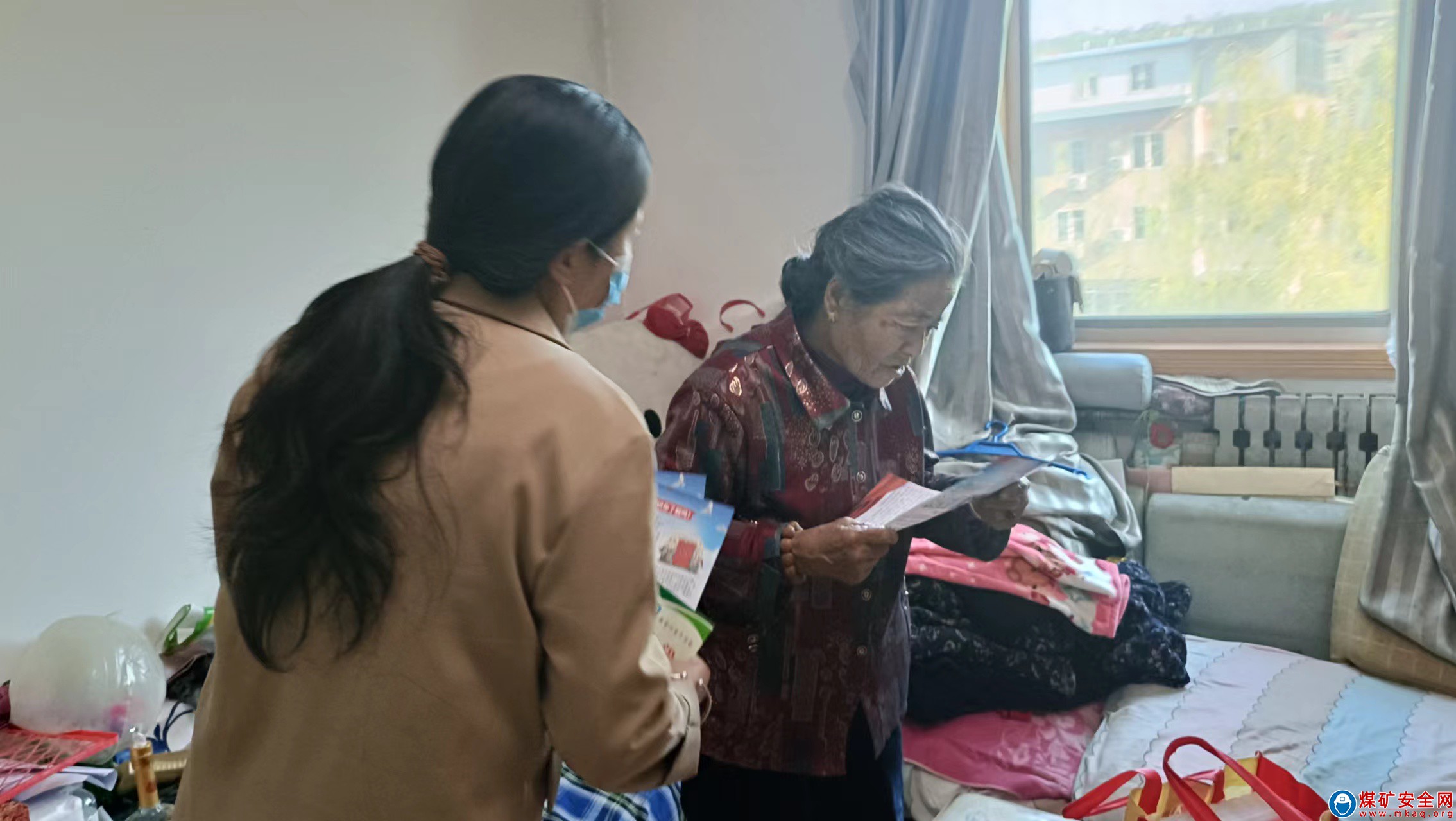 陜煤銅川華遠川口分部中心飛龍小區：愛在重陽節 敬老我先行