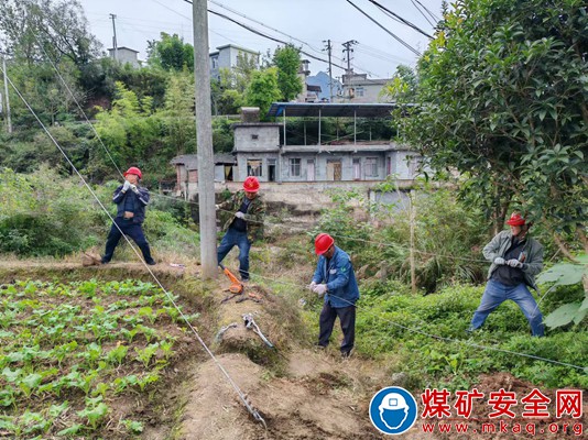 川煤華榮能源廣元信息分公司廣元站遷改桿路為新農村建設“讓道”