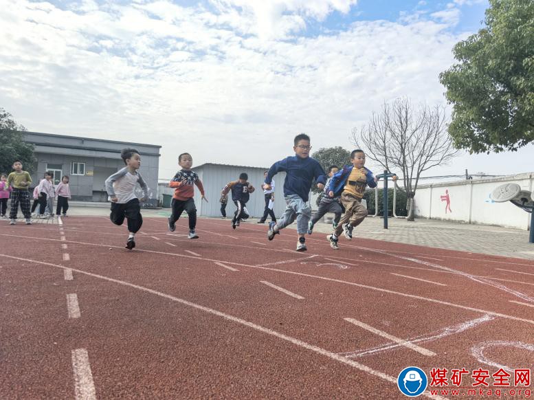 安徽廬江：郭河鎮福元小學舉行秋季趣味運動會