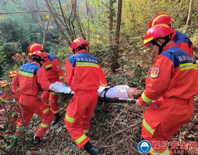 中煤新集公司救護大隊團支部：應急救援青年突擊隊開展跨區域聯合應急拉練