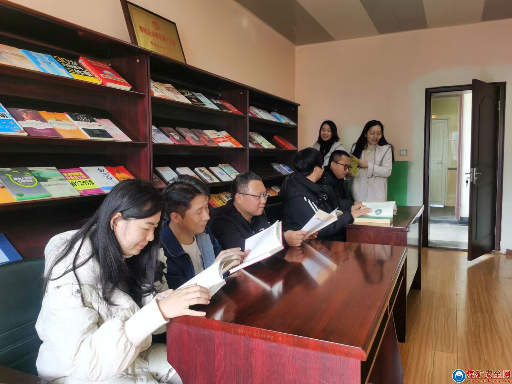 川煤華榮能源廣元信息分公司職工打卡“職工書屋”  讓讀書活動“熱”起來