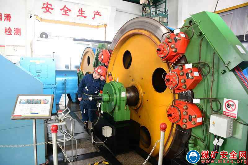 山東能源集團興隆莊煤礦郭金陵: 新年在巡檢現場