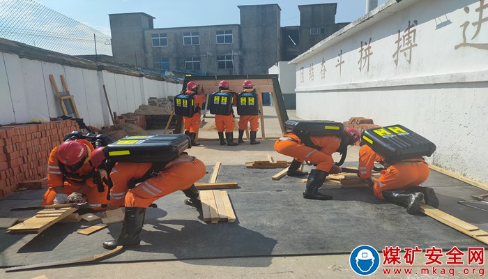 中煤新集公司救護大隊：開展四季度標準化檢查