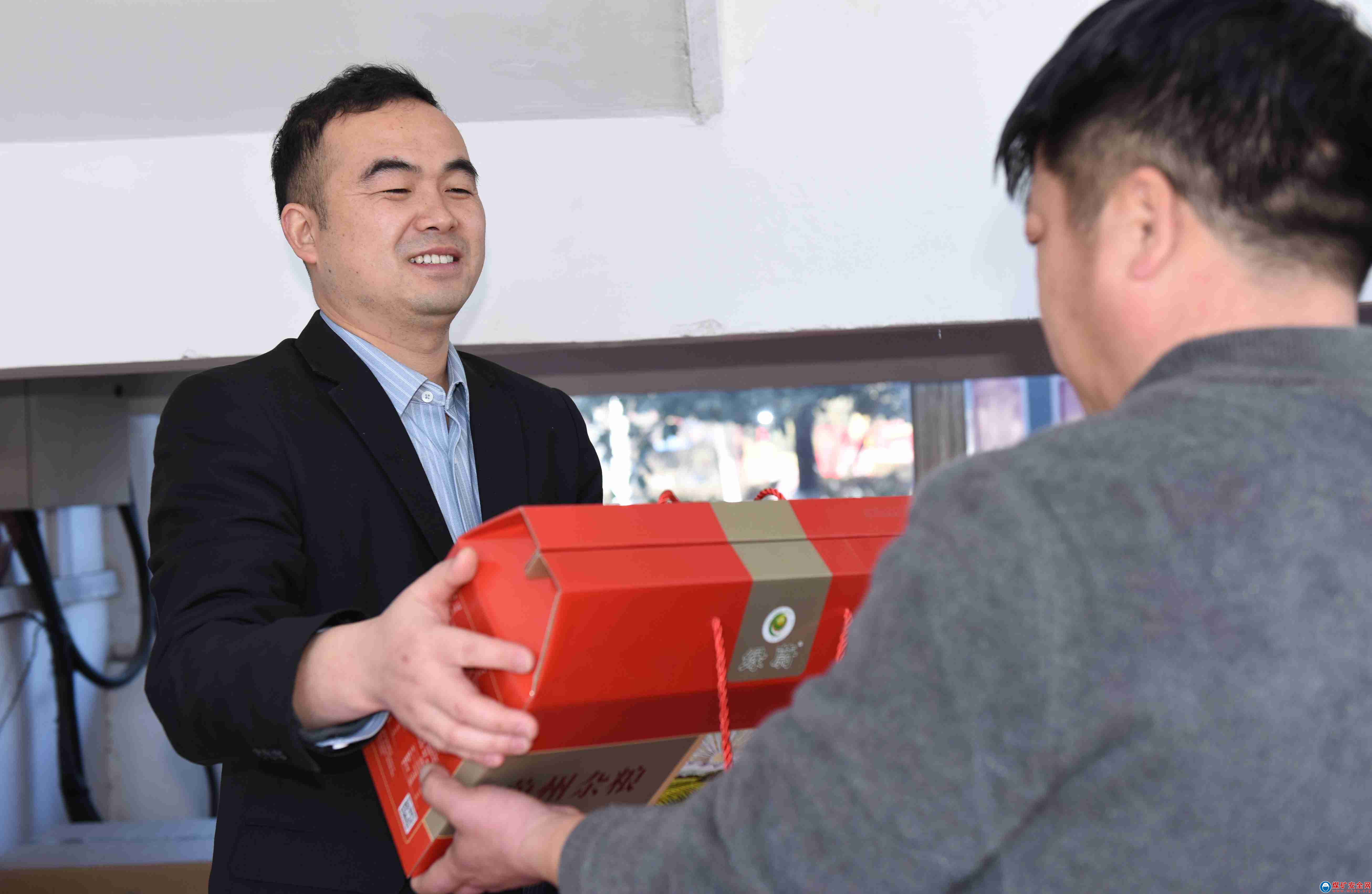 地勘公司：賀新春 職工喜領年貨“大禮包”