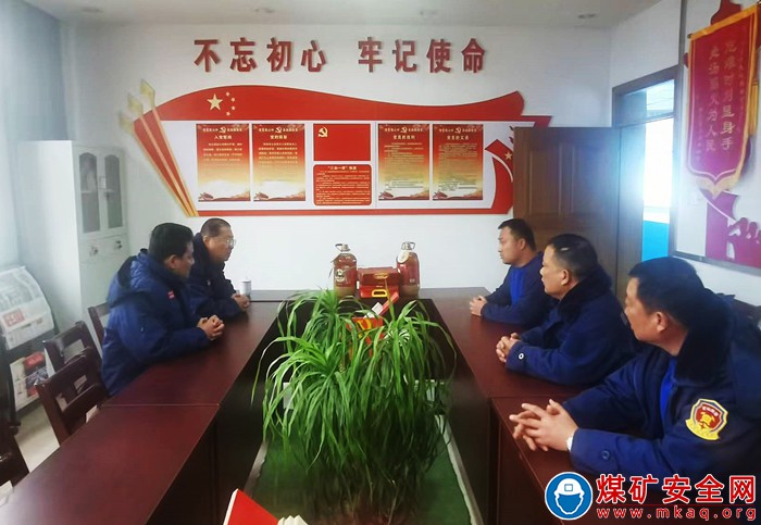 中煤新集公司救護大隊：節前慰問困難職工