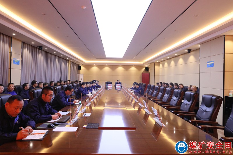 招賢礦業認真學習貫徹集團公司3月份安全辦公視頻會暨頂板事故警示教育會議精神